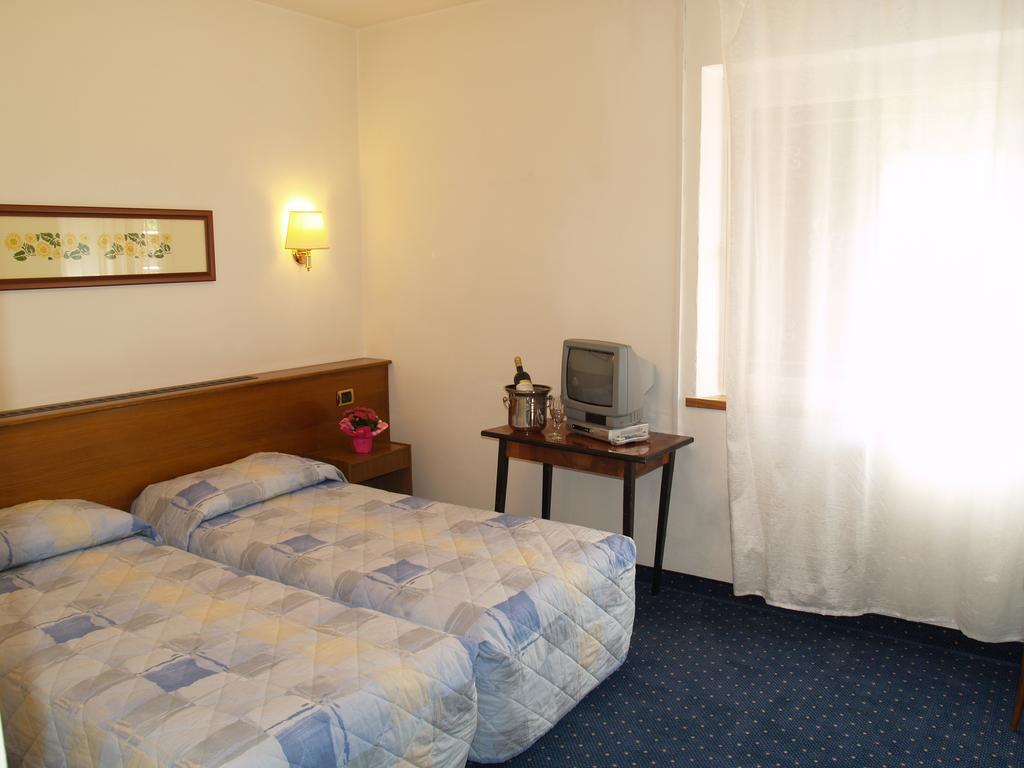 Hotel Rosalpina リーヴァ・デル・ガルダ エクステリア 写真